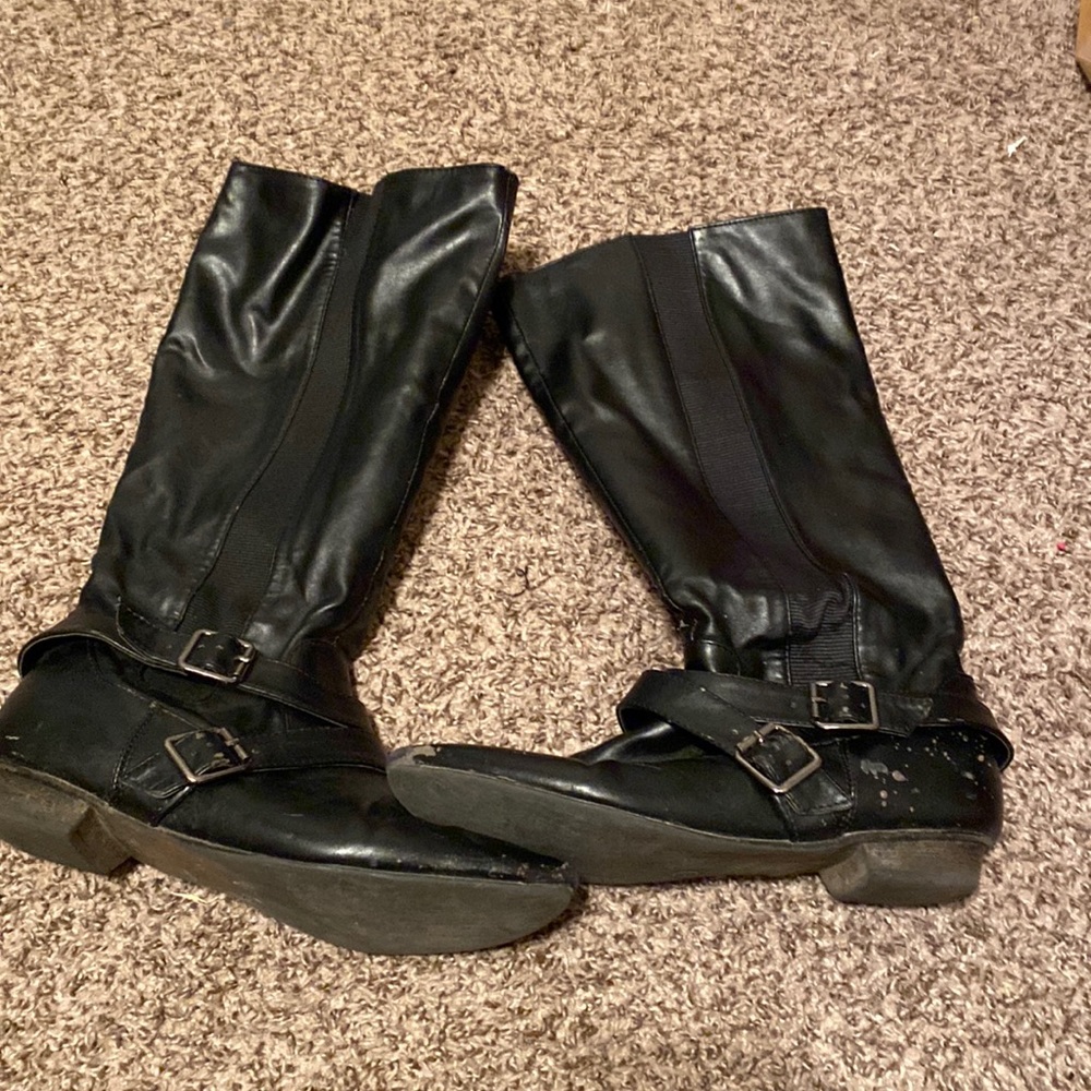 These are cute boots with a heel nice design going down the hood